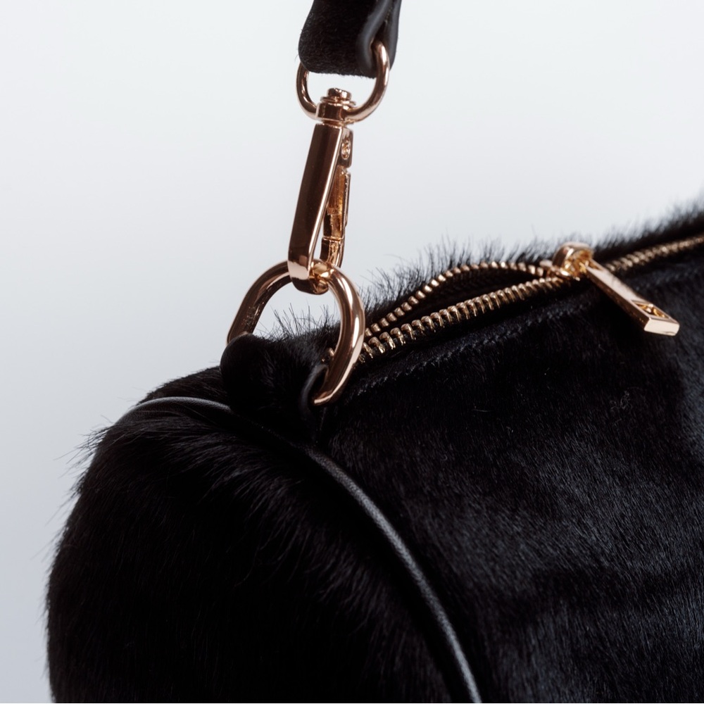 Black horse hair bag - Luxe pony hair texture, gold hardware, detachable strap - Picture 4 of 6
